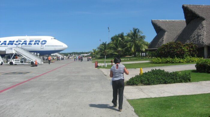 В некоторых экзотических странах в аэропортах вообще полный бардак – все бредут к самолёту самостоятельно / Фото: Vostok.Today