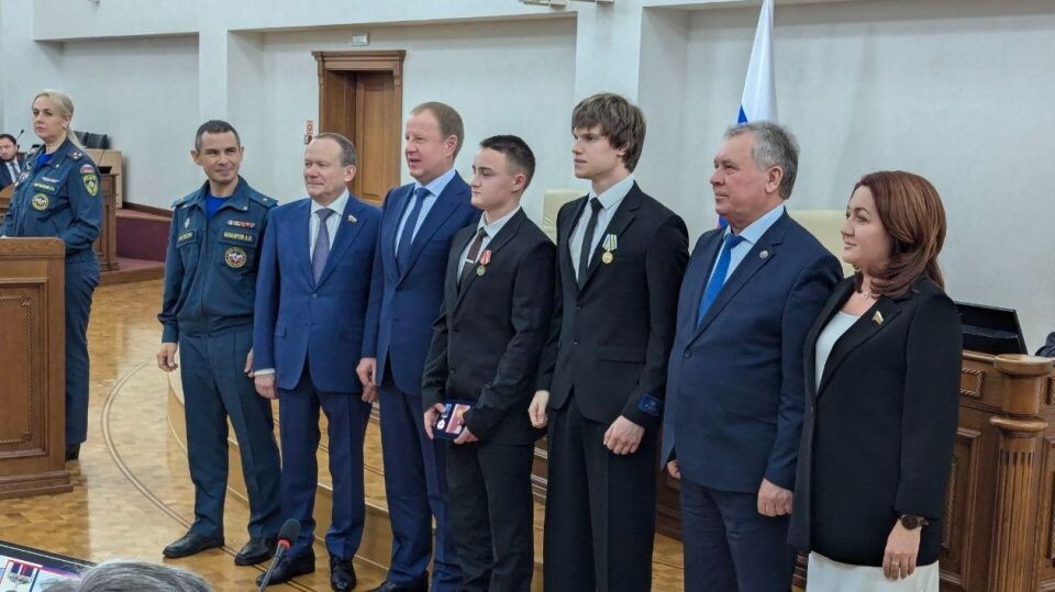    Награда ребят-героев в АКЗС. Источник: пресс-служба АКЗС