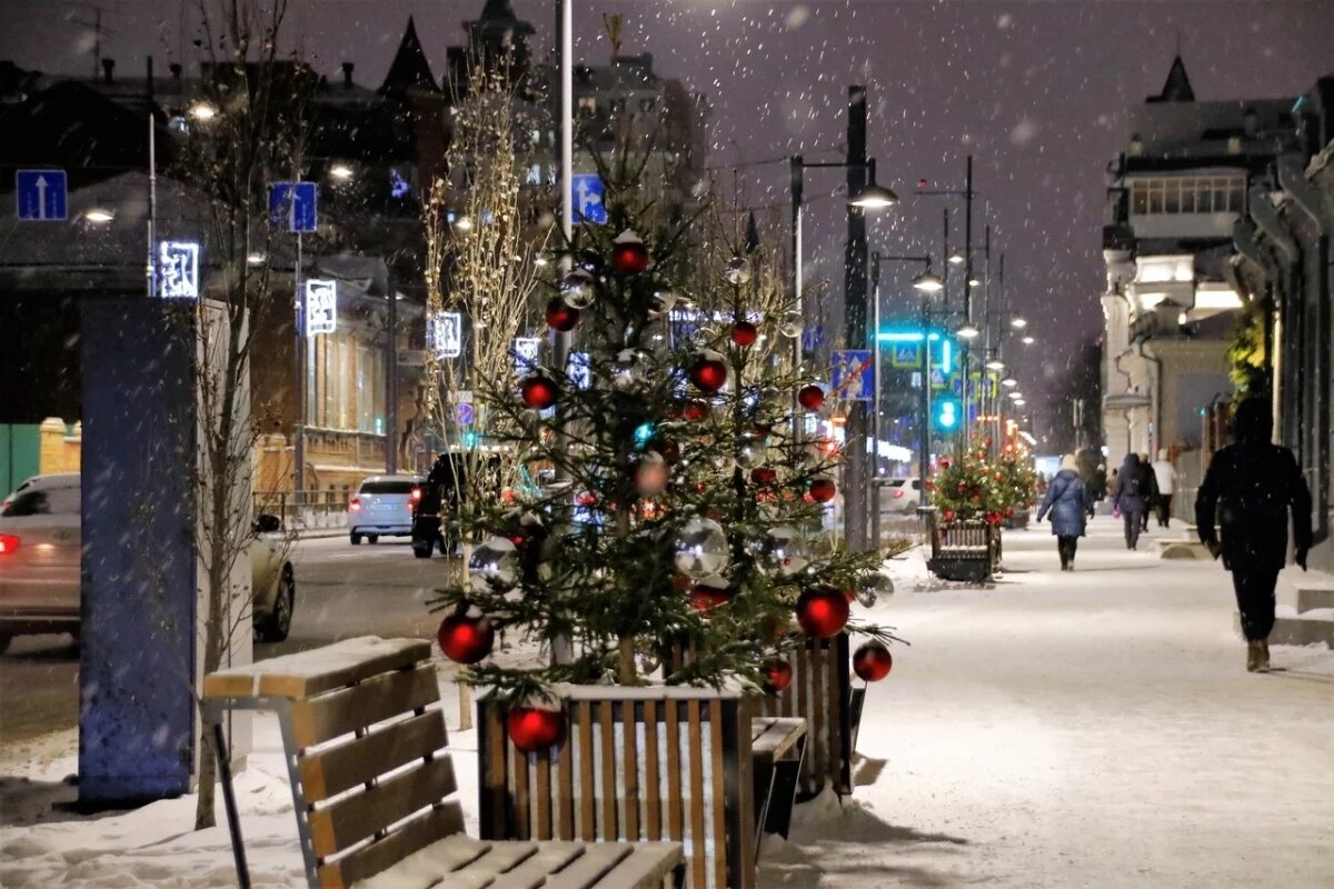    В Тюмени активно украшают улицы и фасады к Новому году