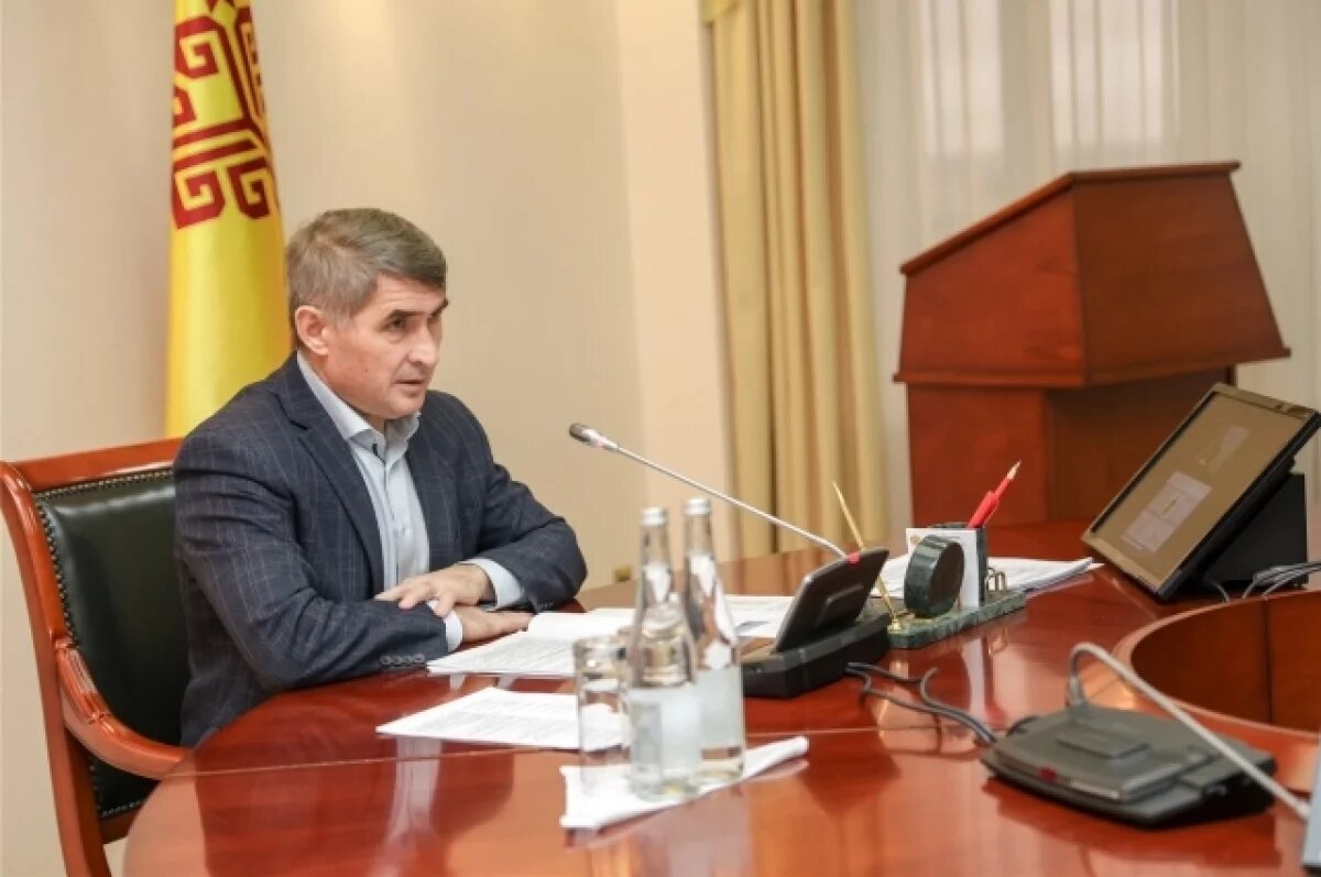    Олег Николаев поздравил земляков с Днём чувашской вышивки