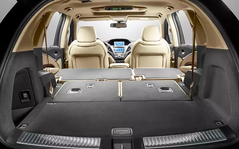    Салон – просторный! Даже при поднятых сиденьях третьего ряда заявлено около 400 л для поклажи. И третий ряд при этом полноценный – взрослым вполне комфортно.