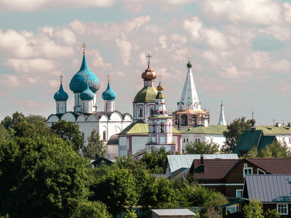 Перед вами — фрагмент Суздальского кремля, вокруг которого и сформировался город! Фото из библиотеки Unsplash.