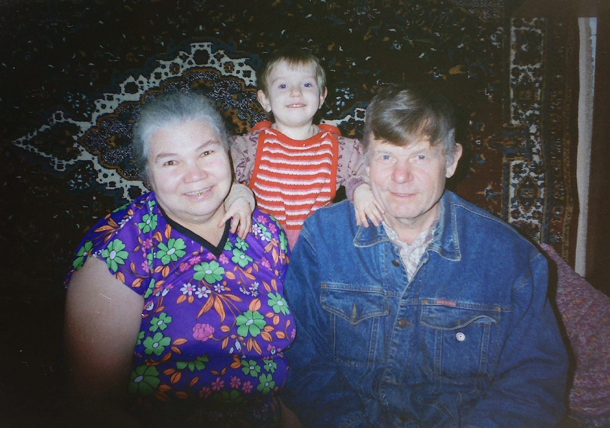 Надя с дедушкой и бабушкой в детстве