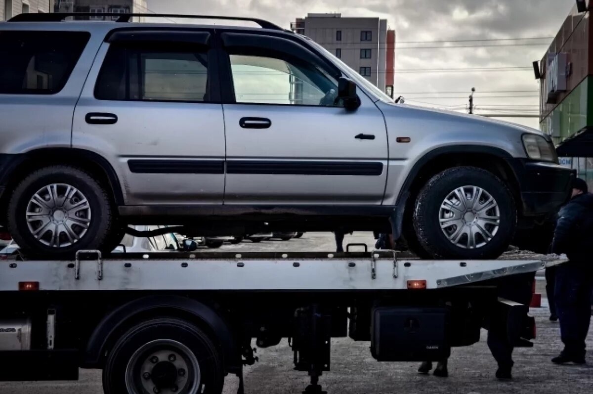    В Новосибирске начали массово эвакуировать брошенные автомобили с улиц