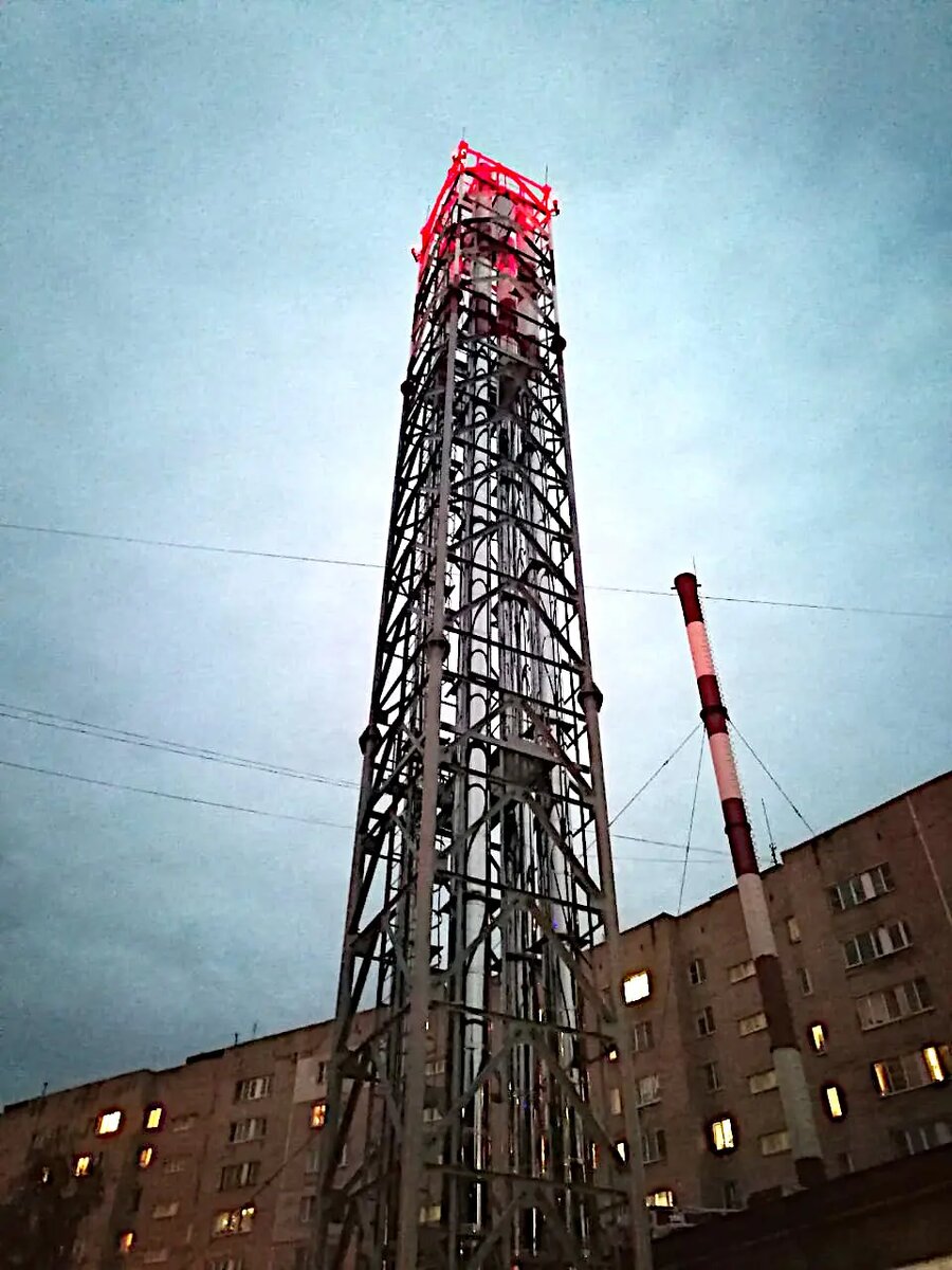 Ферменная дымовая труба, 4 газоотводящих ствола из нержавеющей стали, высота 33 метра 