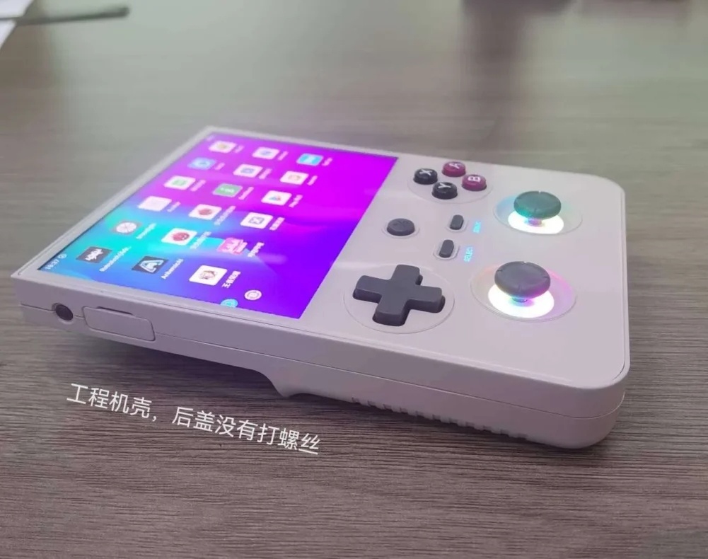    Anbernic работает над мощной «портативкой» в духе Game Boy