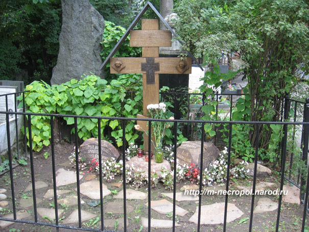 Рис. 1. Могила Д. Андреева на Новодевичьем кладбище в Москве. Яндекс.Картинки