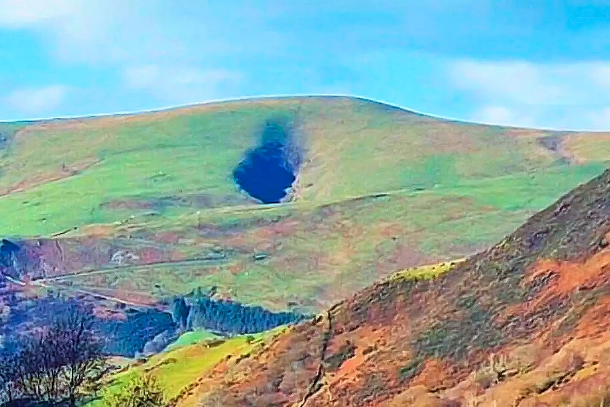 "Дыра в горе" была замечена одним из альпинистов