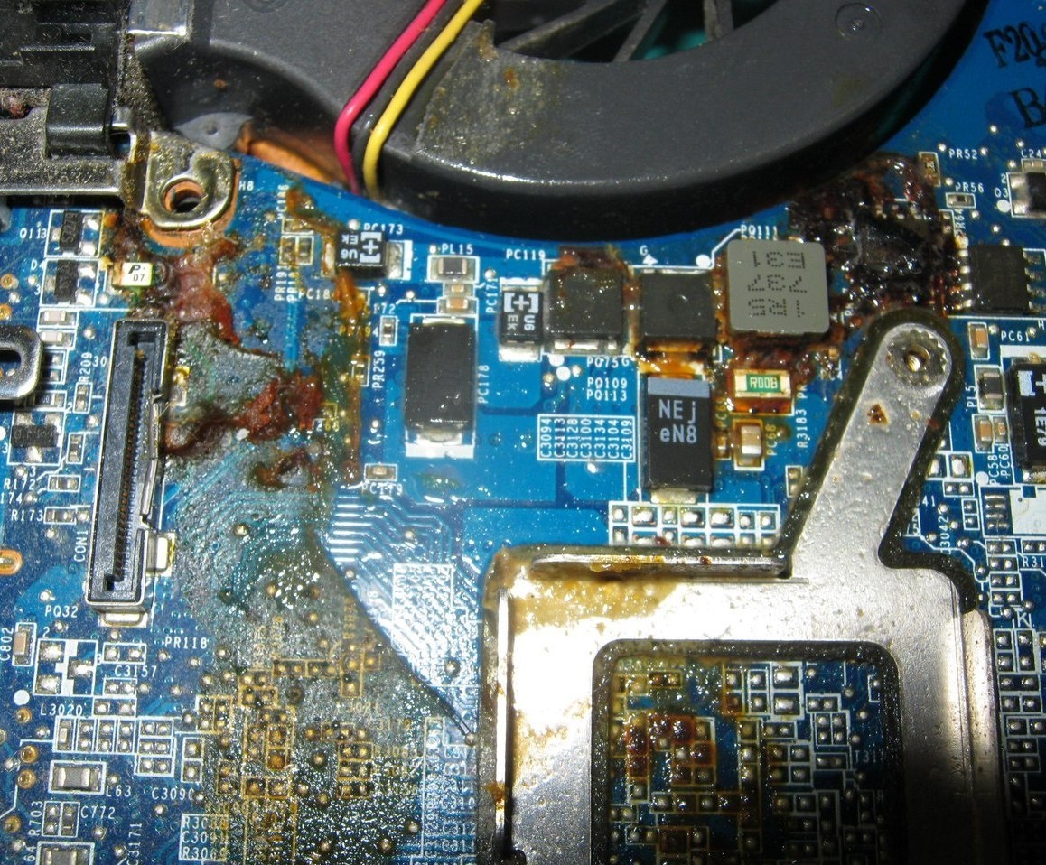 Плата залитая кофе-корозия платы неизбежна ,если пройдет много времени