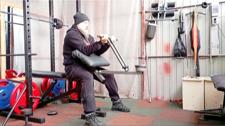 Идеальную биомеханику мне обеспечивает многофункциональная скамья с крутыми опциями, дельта - машина. Подробнее об этом смотрите в описании этого канала