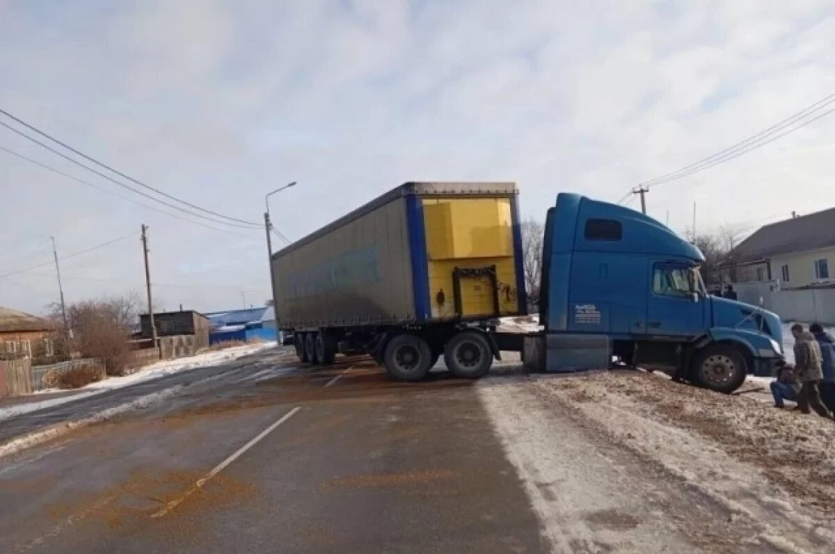    Водитель фуры уходил от аварии и перекрыл трассу на Алтае