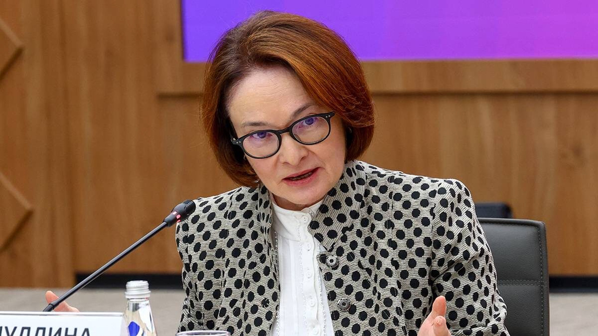 Почему россияне стали активнее забирать деньги из банков?