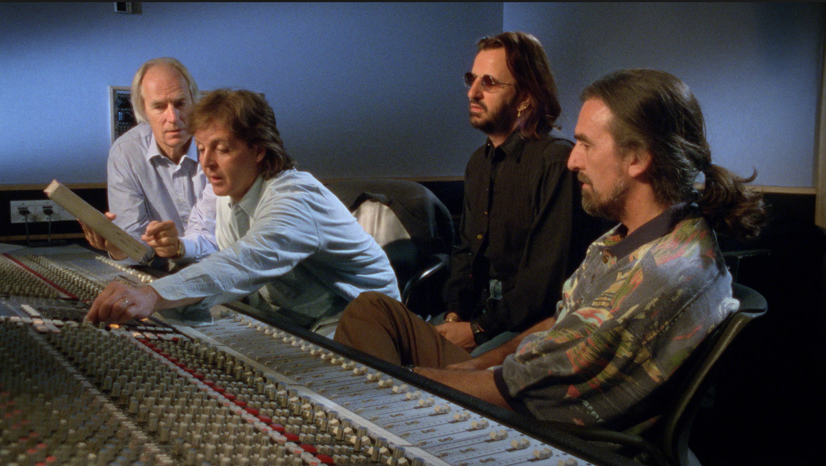 Рок-аристократия… Джордж Мартин, Пол Маккартни, Ринго Старр и Джордж Харрисон в «The Beatles Anthology». Фото: PR