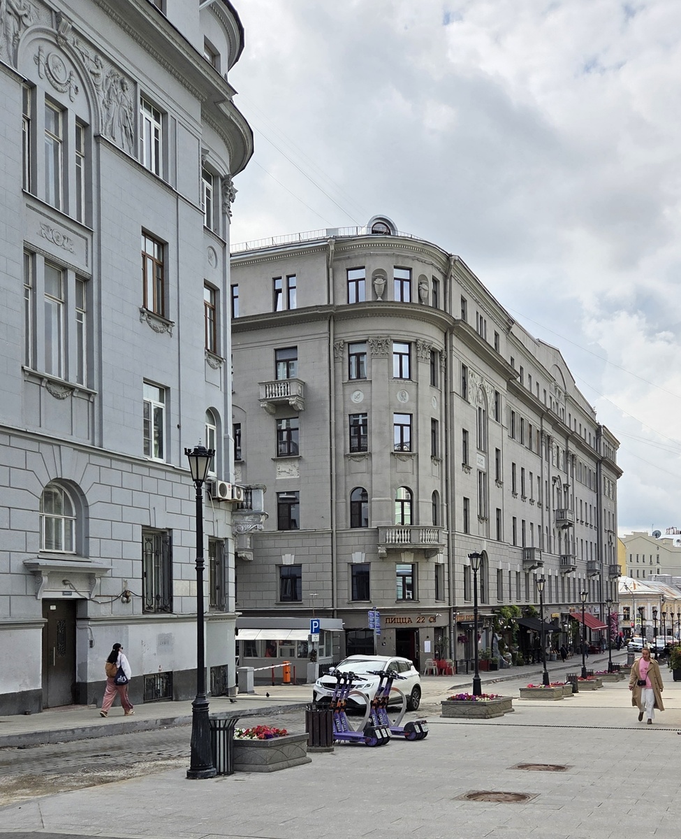 Вид на дом Московского купеческого общества (1915) со стороны улицы Забелина