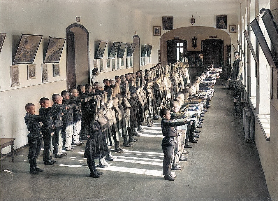 Урок физкультуры в бакинской школе №5, 1916 год