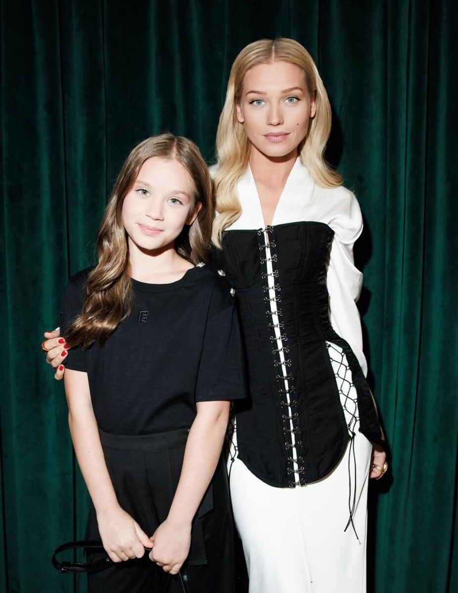    Кристина Асмус пришла на премьеру с дочерью Анастасией от Гарика Харламова. Источник: @asmuskristina*