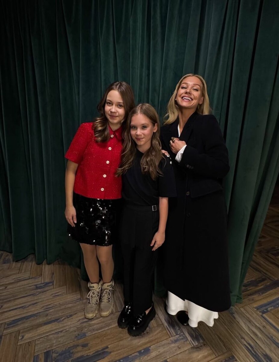    Кристина Асмус пришла на премьеру с дочерью Анастасией от Гарика Харламова. Источник: @asmuskristina*