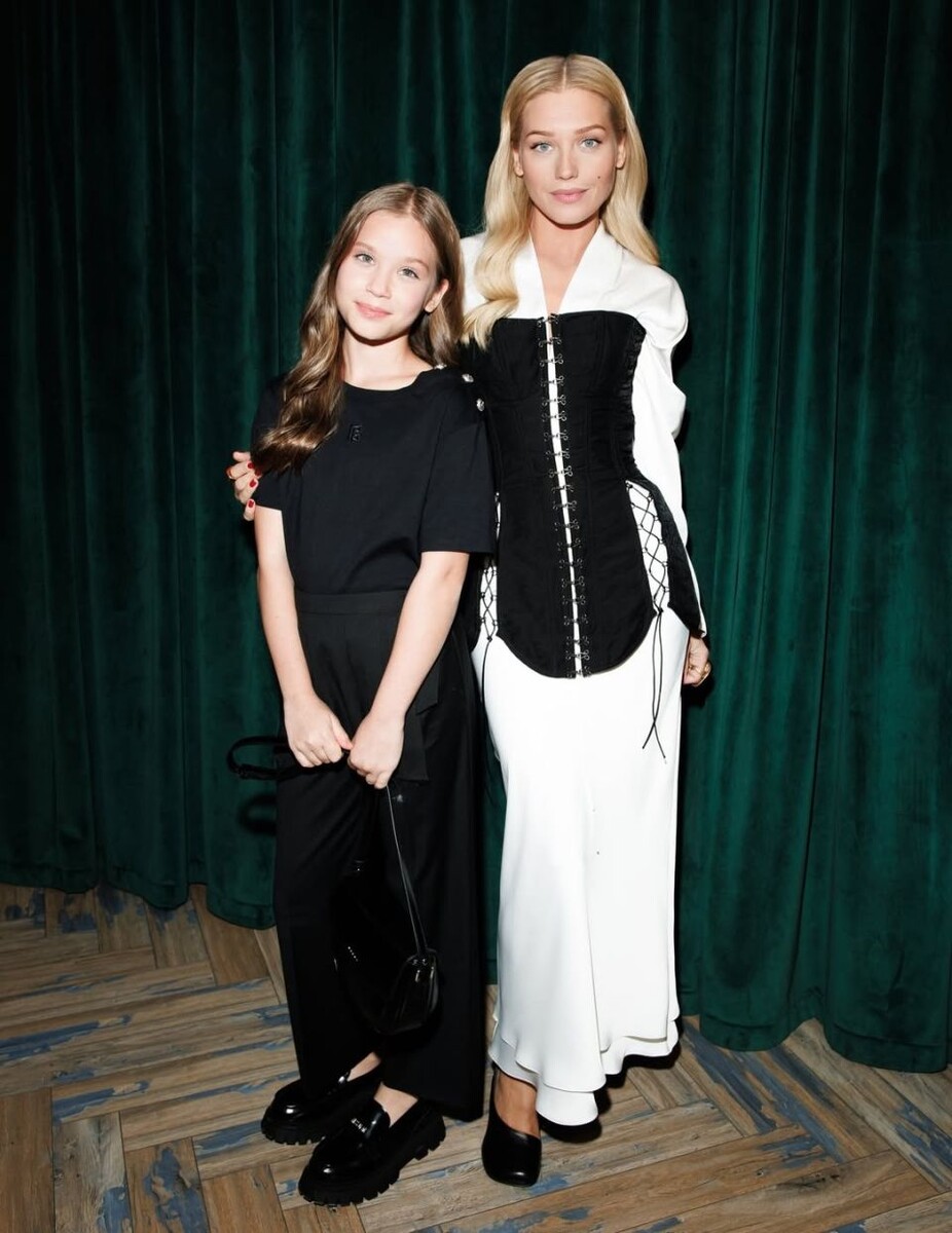    Кристина Асмус пришла на премьеру с дочерью Анастасией от Гарика Харламова. Источник: @asmuskristina*