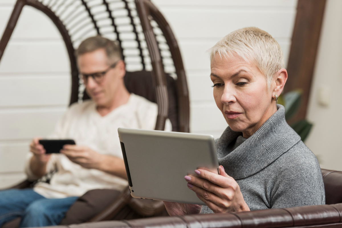 https://ru.freepik.com/free-photo/senior-couple-looking-through-their-devices_6598877.htm