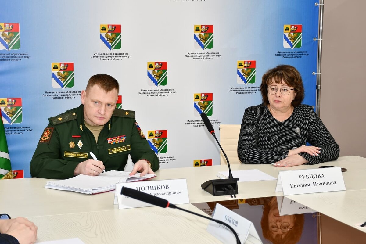    Новый военный комиссар Рязанской области Александр Полшков и Евгения Рубцова.