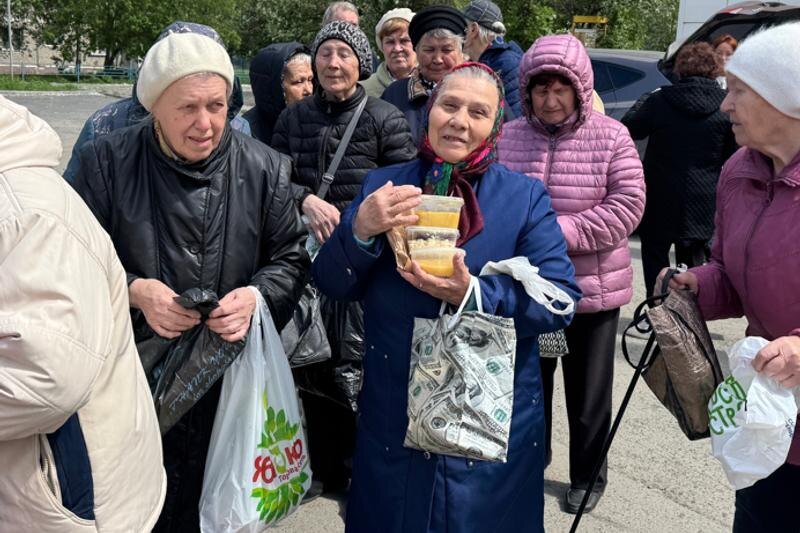    Фонд «Люблю и благодарю» / Пенсионеры в очереди за едой