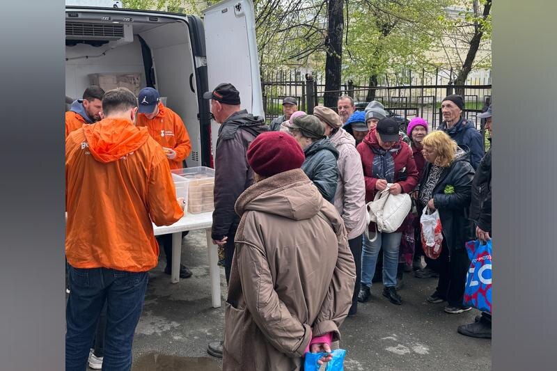    Фонд «Люблю и благодарю» / Пенсионеры в очереди за едой