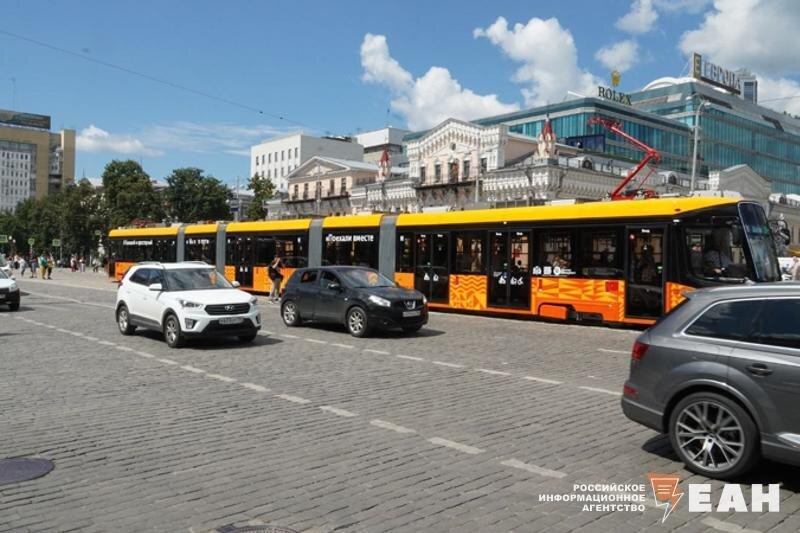    ЕАН. Пятисекционный трамвай