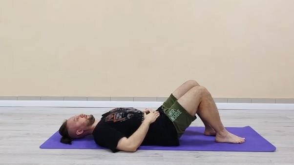 на картинке показываю упражнение подведение бедра к себе