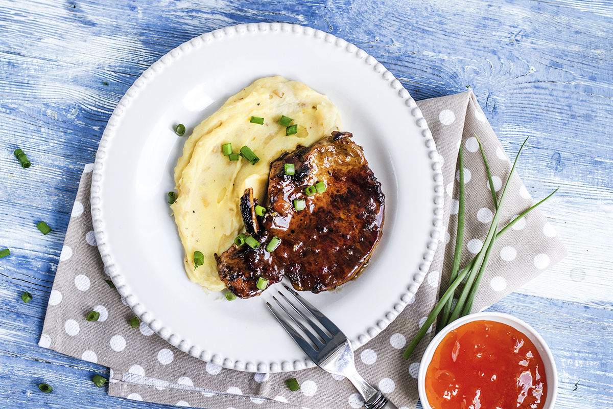 Свиная отбивная в абрикосовом конфитюре с луковым картофельным пюре