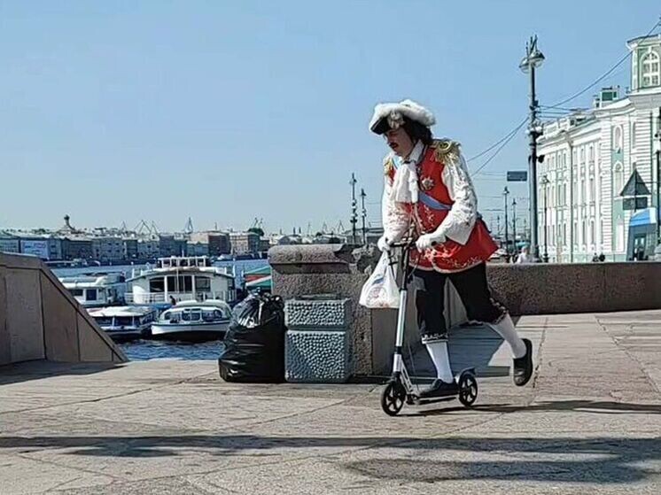     Петра Первого в Петербурге можно встретить где угодно. Фото: Архив «МК в Питере»
