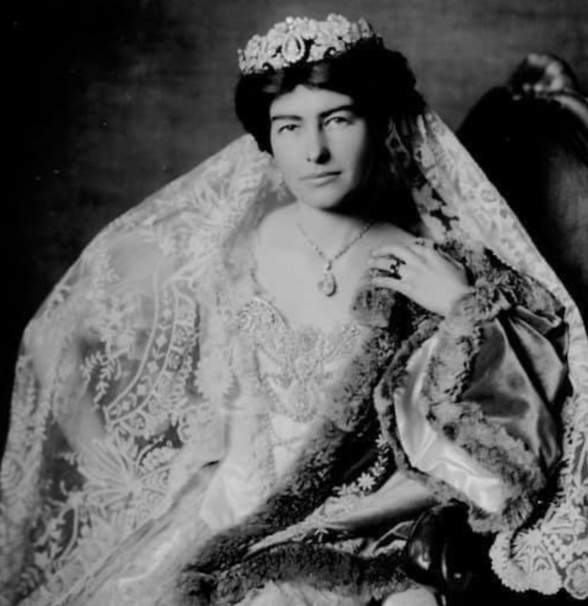Глэдис Вандербильт, графиня Сечени, в тиаре на коронации императора Карла и императрицы Зиты Австрийской, 1916г.
