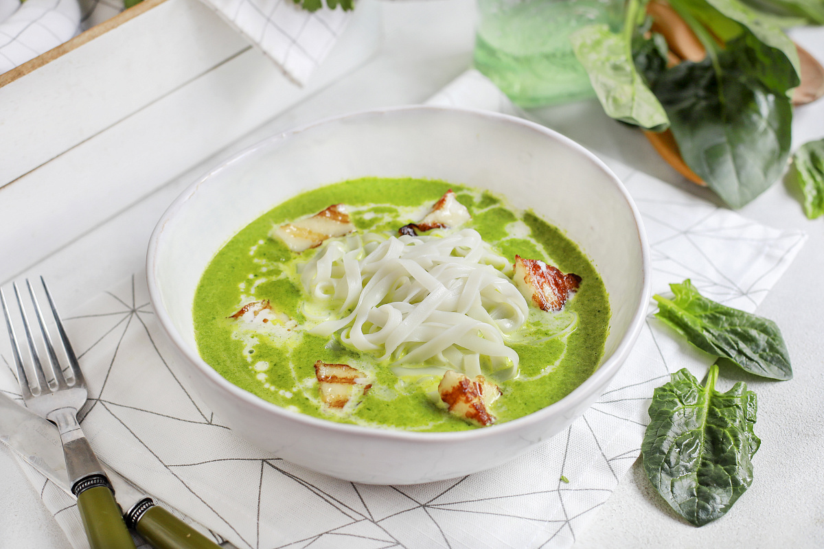 Палак панир - сыр по-индийски со шпинатом и рисовой лапшой