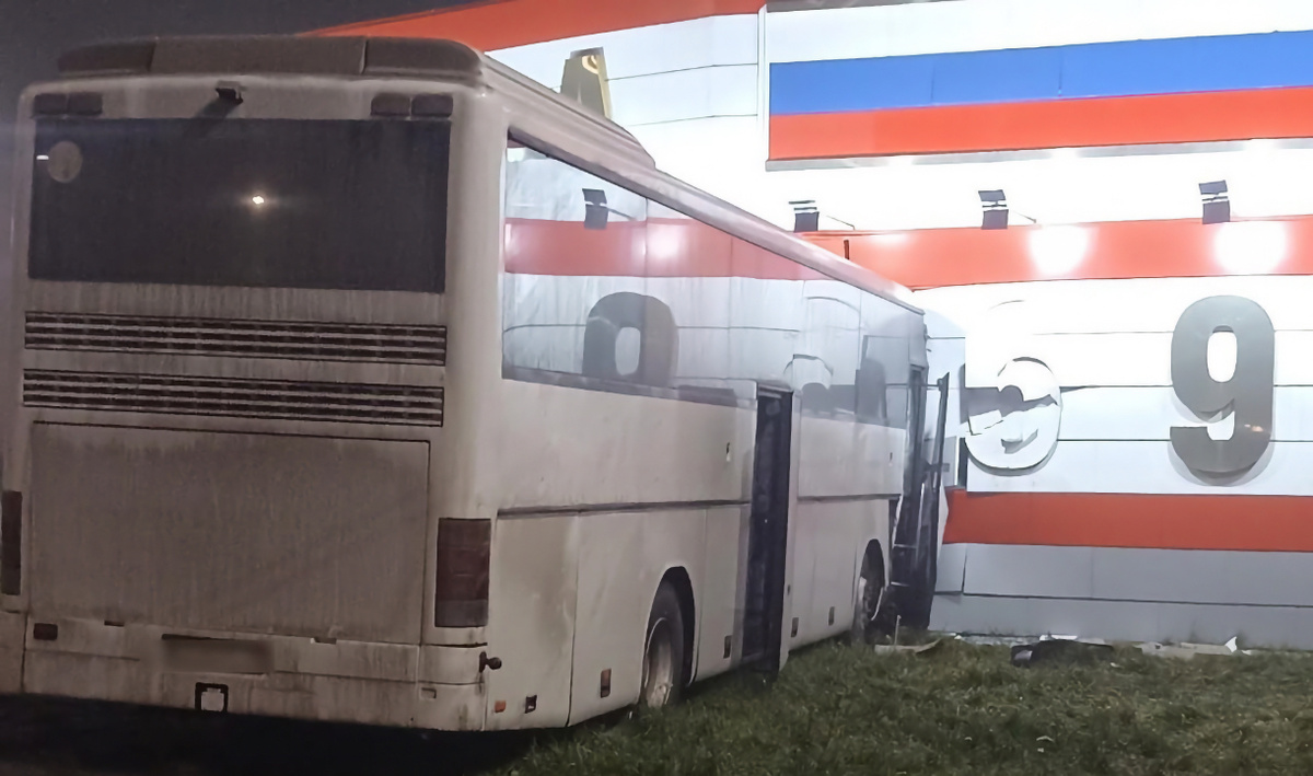     Пострадали пассажиры этого автобуса. Автор: Виктор Субботин. Фото: МВД.