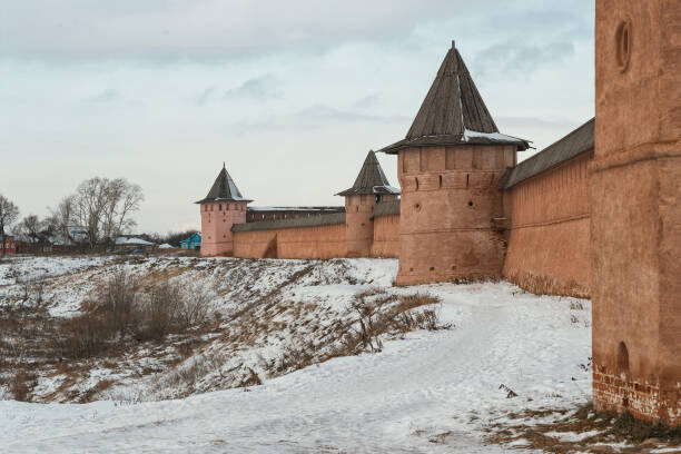 Эти стены хоть и были монастырскими, но тоже несли важную для города оборонительную функцию! Фото из библиотеки iStock.