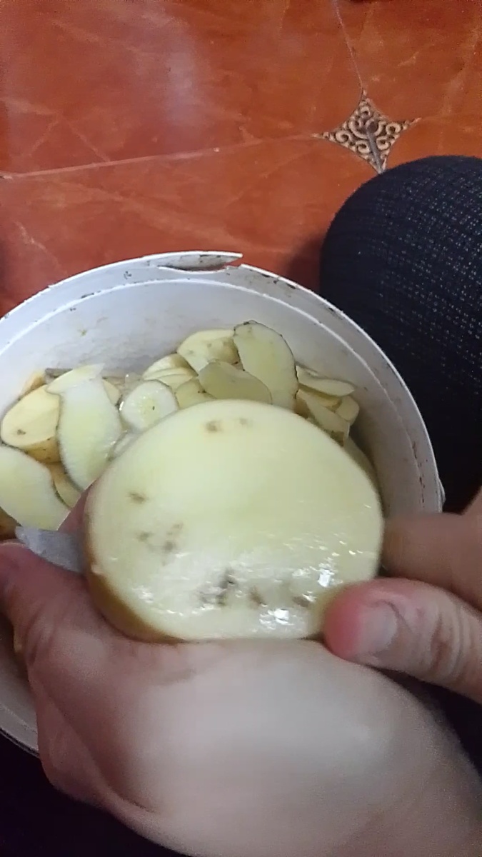 Чёрные полосы внутри картофеля 