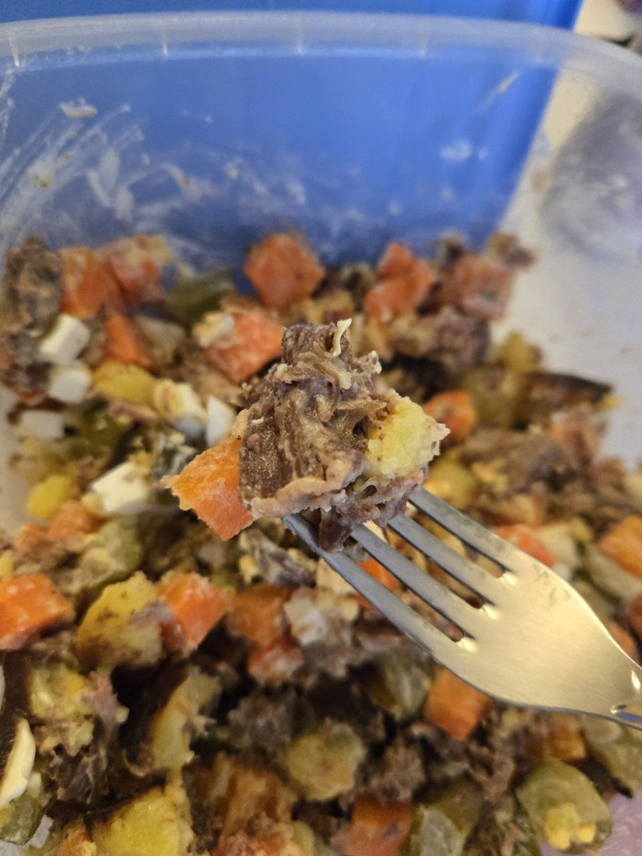 Мой "оливье" из жареной тушенки, жареной картошки, бочковых соленых огурцов, пары отварных яиц, морковки и майонеза.