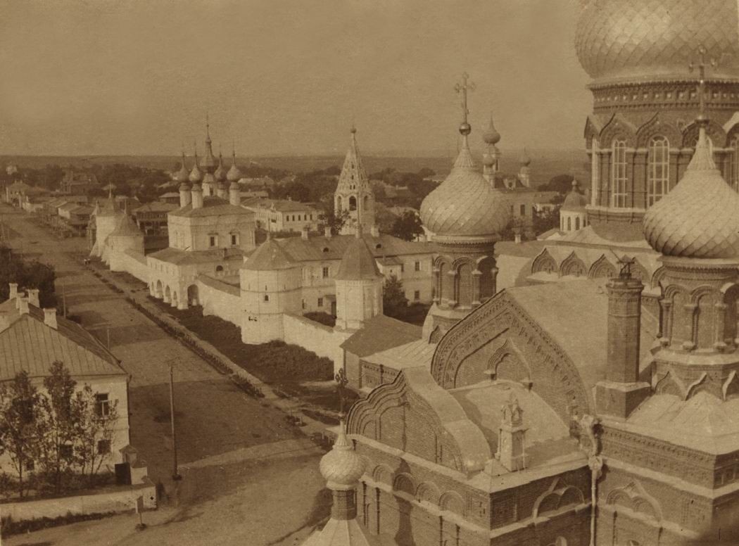 Фотография сделана с колокольни Георгиевского собора. Здесь, справа видны фасады и главки Троицкого собора. Фото с сайта: sobory.ru 