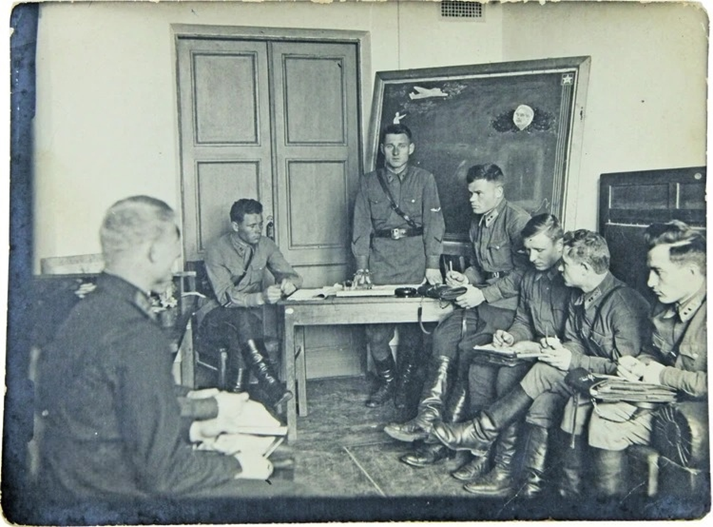 г. Рязань. Район Дягилево. Школа штурманов. Платон Федосеевич четвёртый справа.