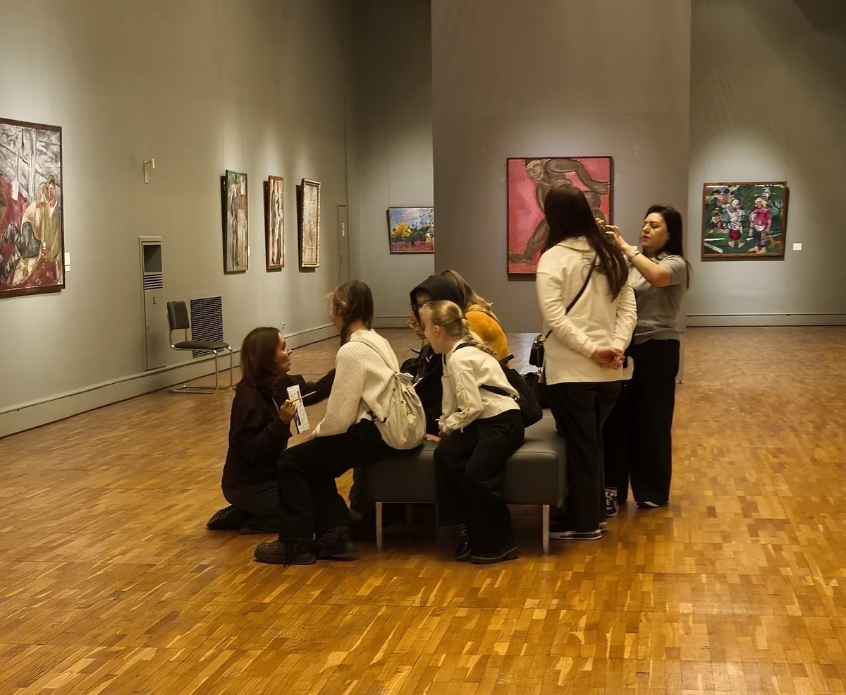 В залах Третьяковки на Крымском валу. Учитель и ученики.