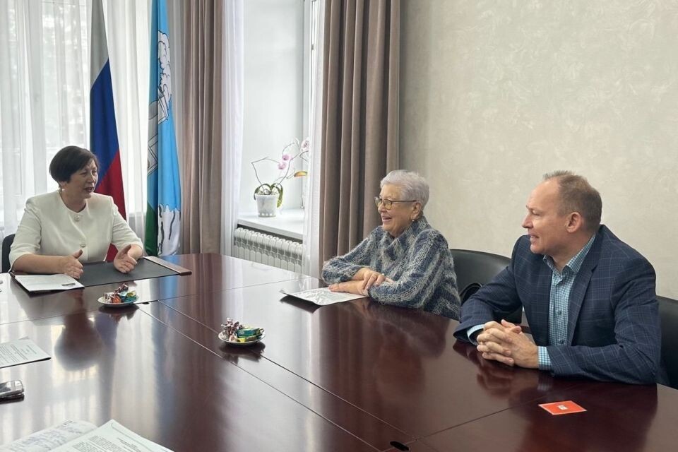    Встреча по поводу памятной таблички на улице Христенко. Источник: Соцсети депутатов БГД