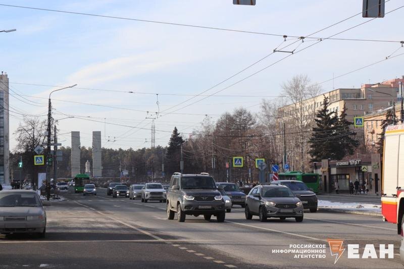    ЕАН. Автомобили на дороге в Челябинске