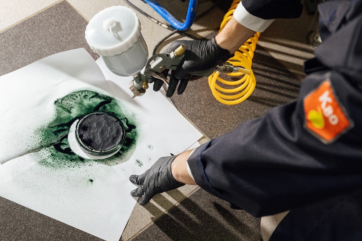    Нанесение фототермического покрытия / © Пресс-служба Губкинского университета