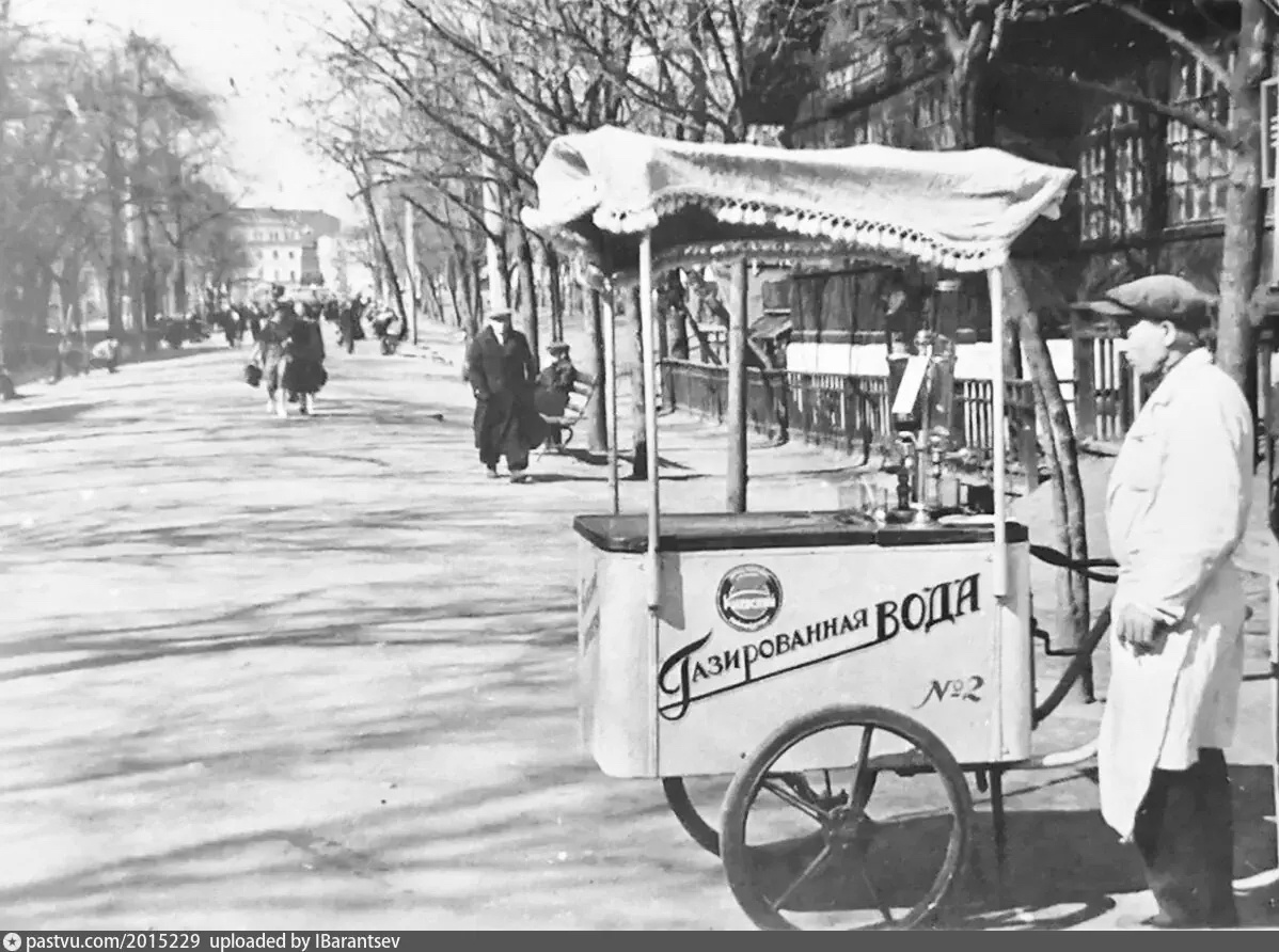 Сатураторная тележка с газированной водой на Гоголевском бульваре, 1936-1940. Именно на таких тогда продавали напитки по всей Москве. С сайта www.pastvu.com.