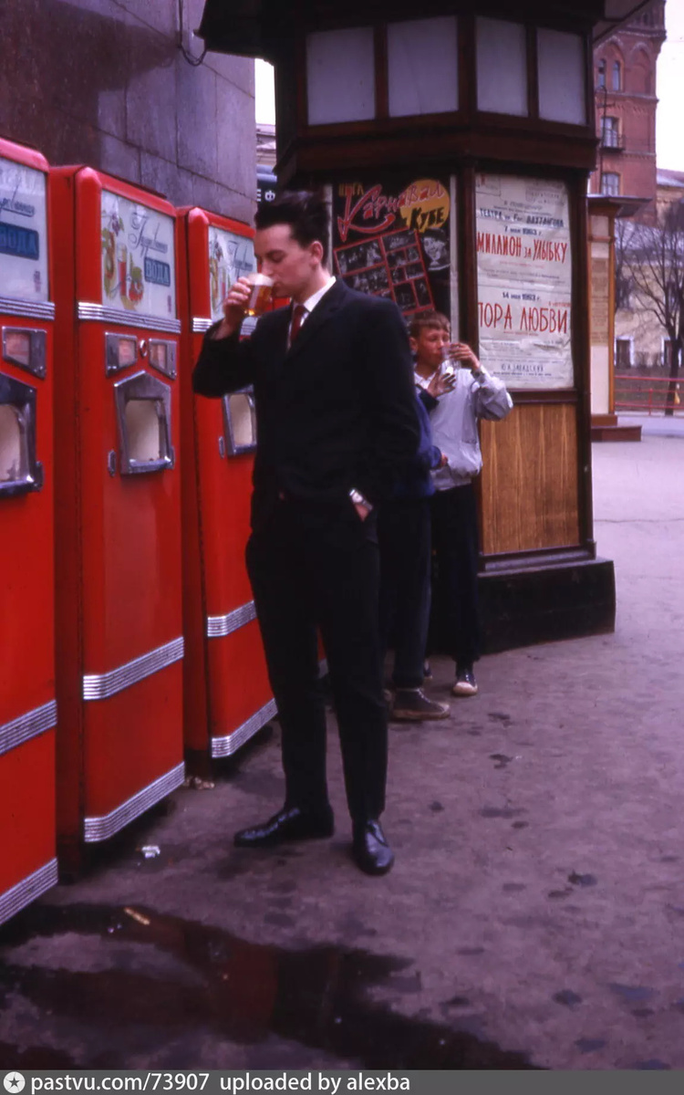 Автоматы с газированной водой около "Детского Мира", 1963. С сайта www.pastvu.com.