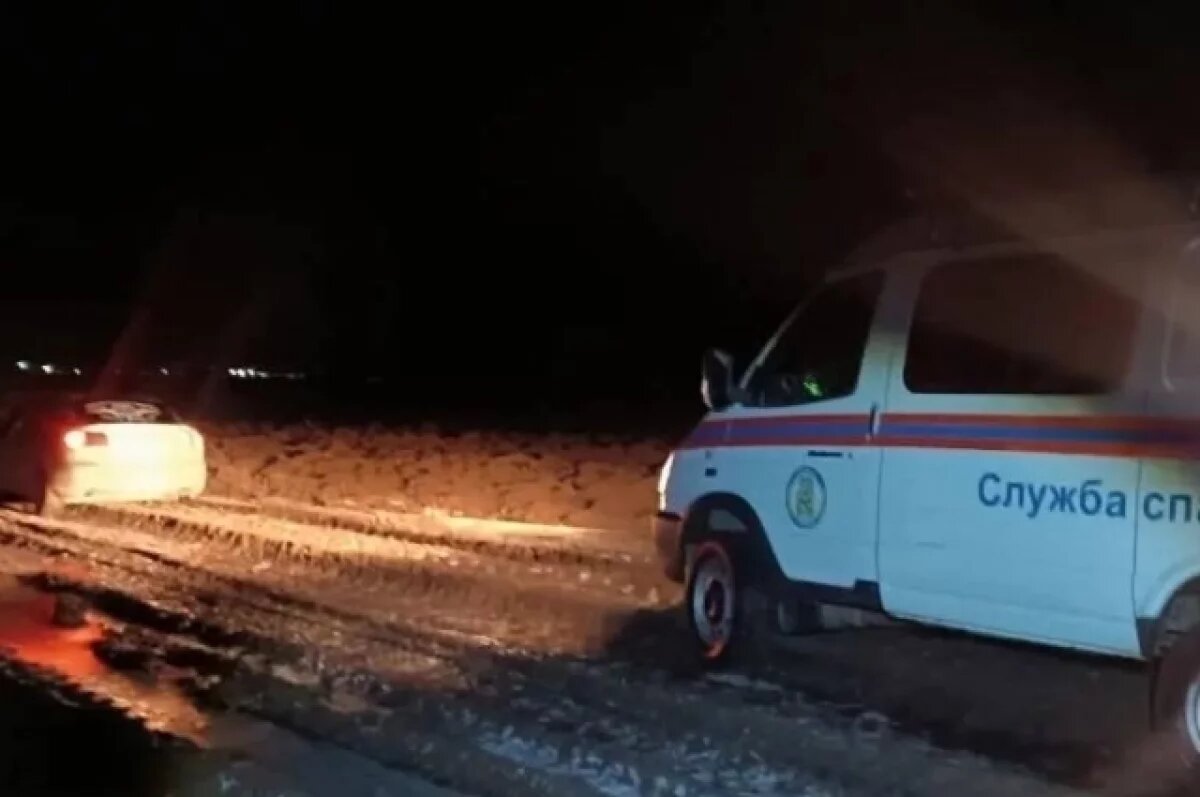    В Удмуртии вытащили застрявшую на бездорожье машину с беременной женщиной