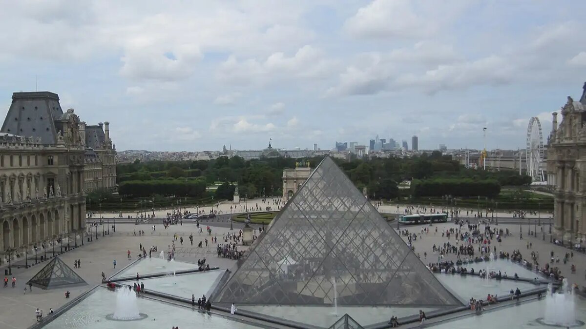    Лувр © wikipedia.org