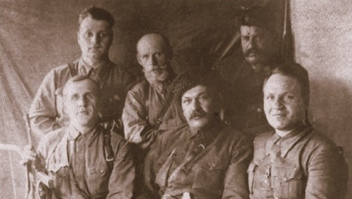 Фото: Михаил Карнаухов (сидит в центре) со своими боевыми товарищами. Источник: ru.wikipedia.org

