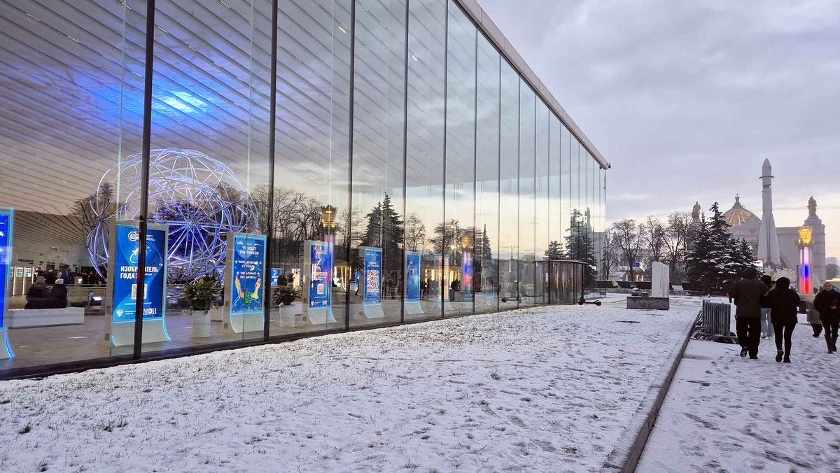 Снаружи павильон выглядит как большой стеклянный квадрат. Внутри его пространства еще больше. Потому что несколько этажей расположено под землей