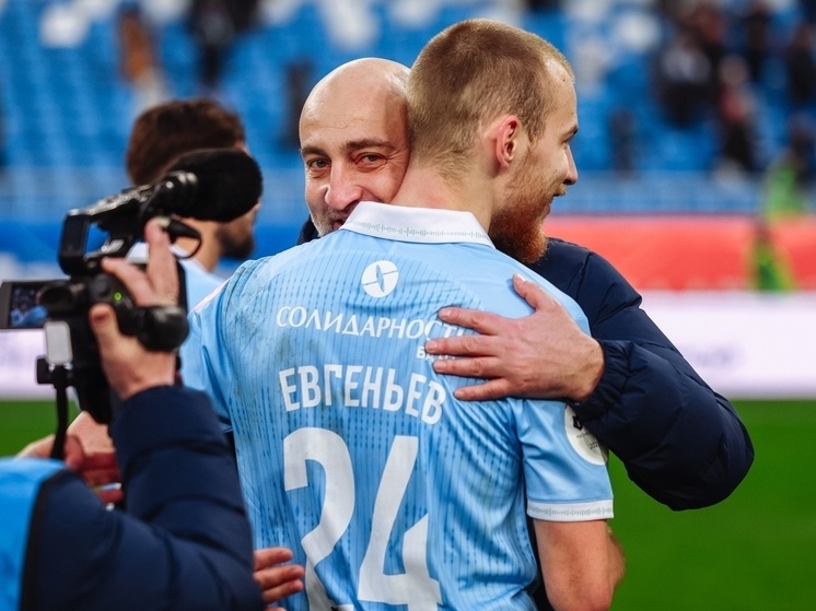     Главный тренер самарцев Магомед Адиев и защитник Роман Евгеньев. Фото: Виктор Лунченко/ПФК «Крылья Советов»