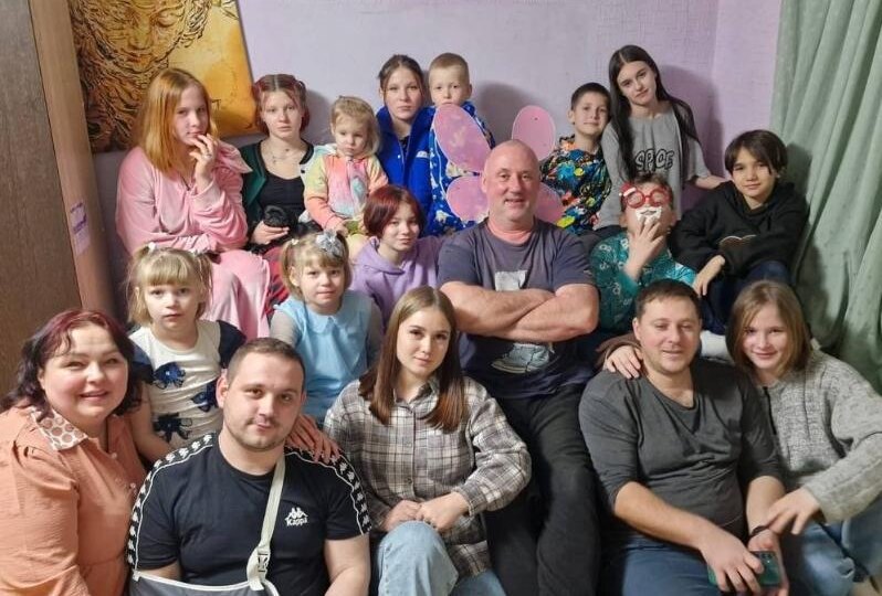 «Ты — моя мама?» — и все меняется навсегда. История семьи из Волжского с 14-ю детьми